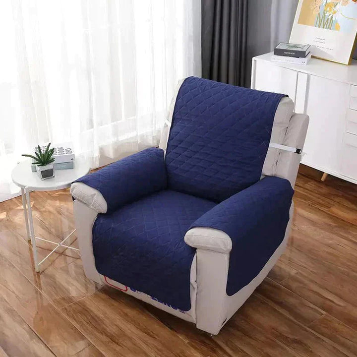 Blaue, universelle, weiche Sesselhusse im Wohnzimmer, gesteppter Stoff, modernes Design.