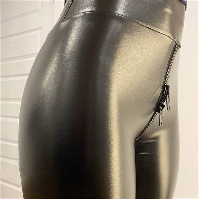 Schwarze glänzende Lederleggings mit Reißverschluss, modische Damenbekleidung.