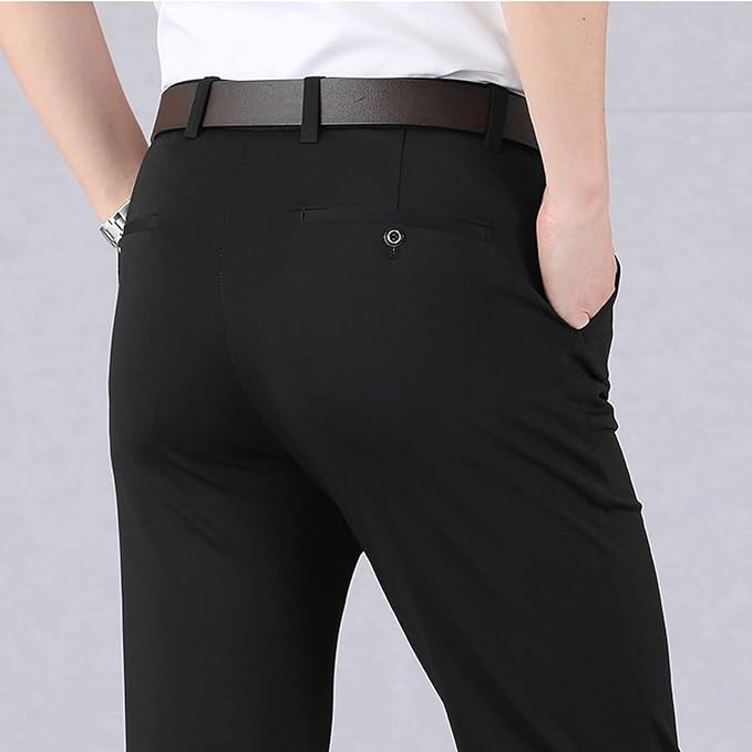 Schwarze Herrenhose, elegant, Business-Stil, Rückansicht, mit braunem Gürtel.