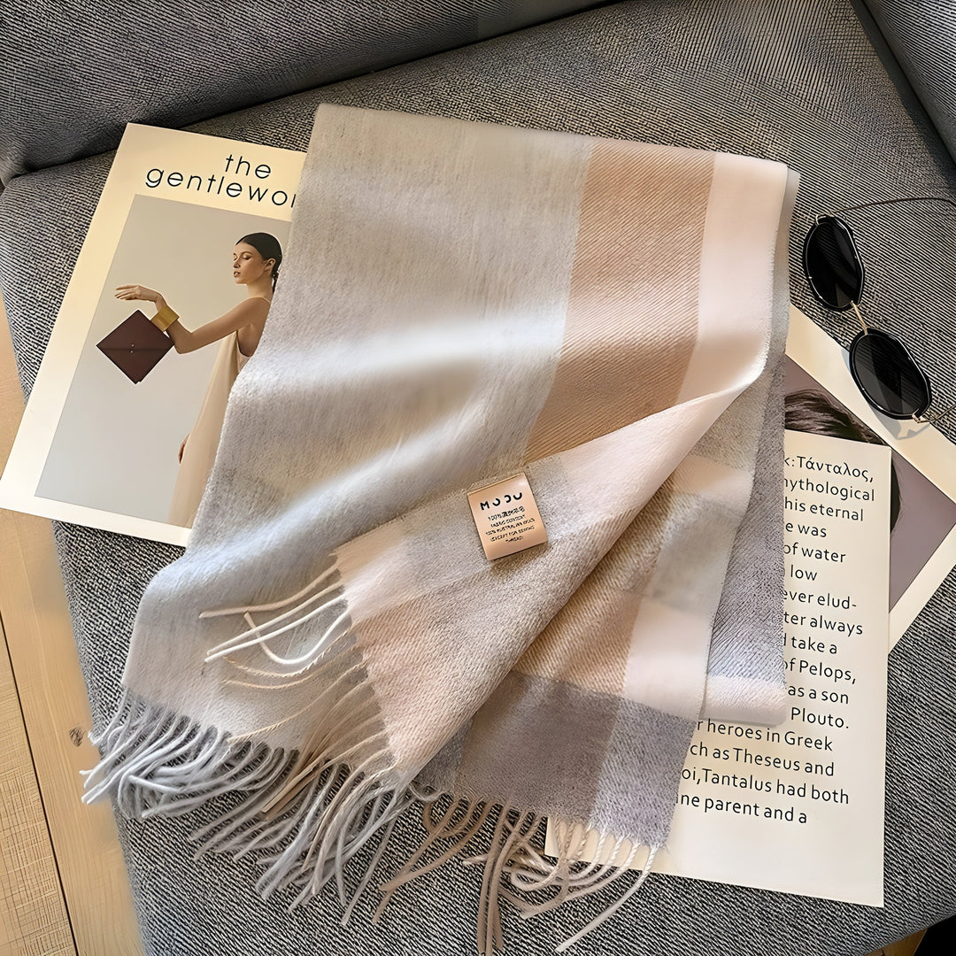 Beige-grauer Wollschal mit Fransen auf Sofa, stilvoll, warm, modisch, Accessoire.