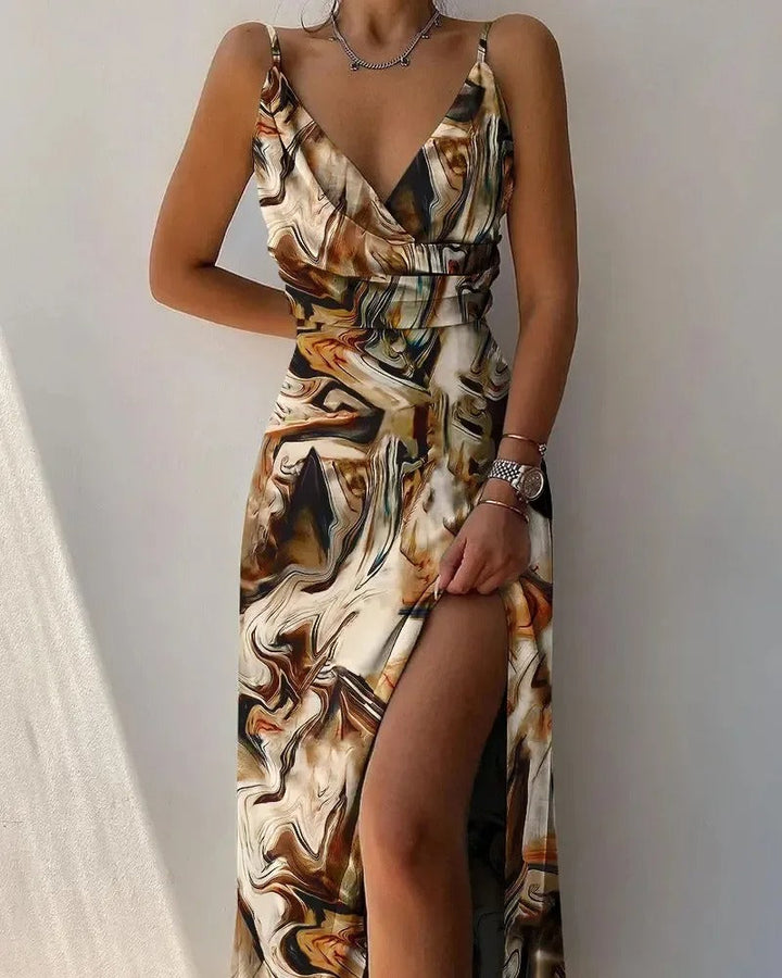 Frau in langem, ärmellosem Kleid mit braunem Print und hohem Schlitz, elegantes Design.