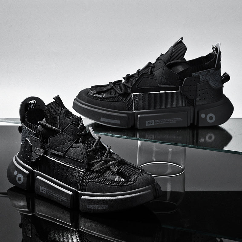 Schwarze Sneaker, modernes Design, atmungsaktives Mesh, rutschfeste Sohle, Herrenmode.