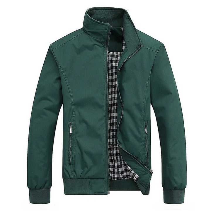 Grüne Herrenjacke, Reißverschluss, Stehkragen, kariertes Innenfutter, modisch, Freizeitkleidung.
