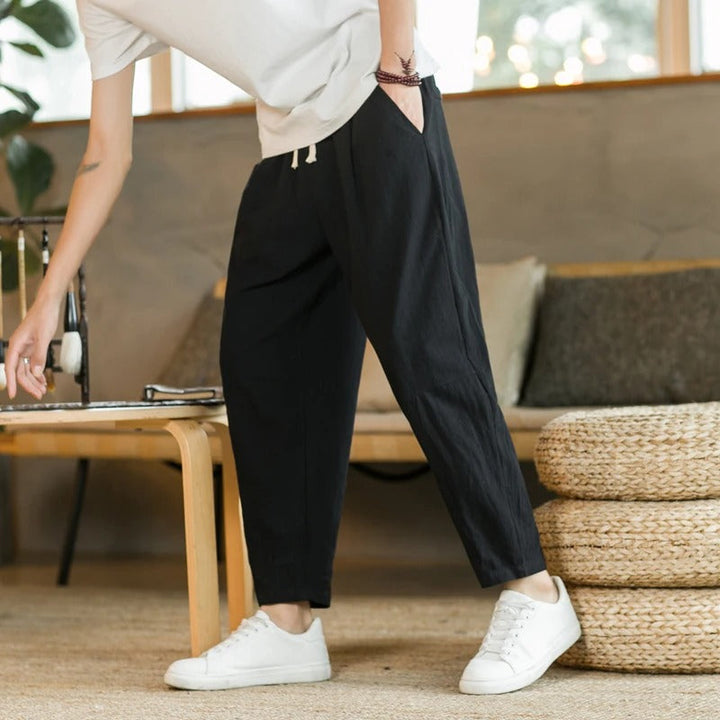 Schwarze Herren-Leinenhose, lässig, bequem, mit Kordelzug, ideal für Freizeitkleidung.