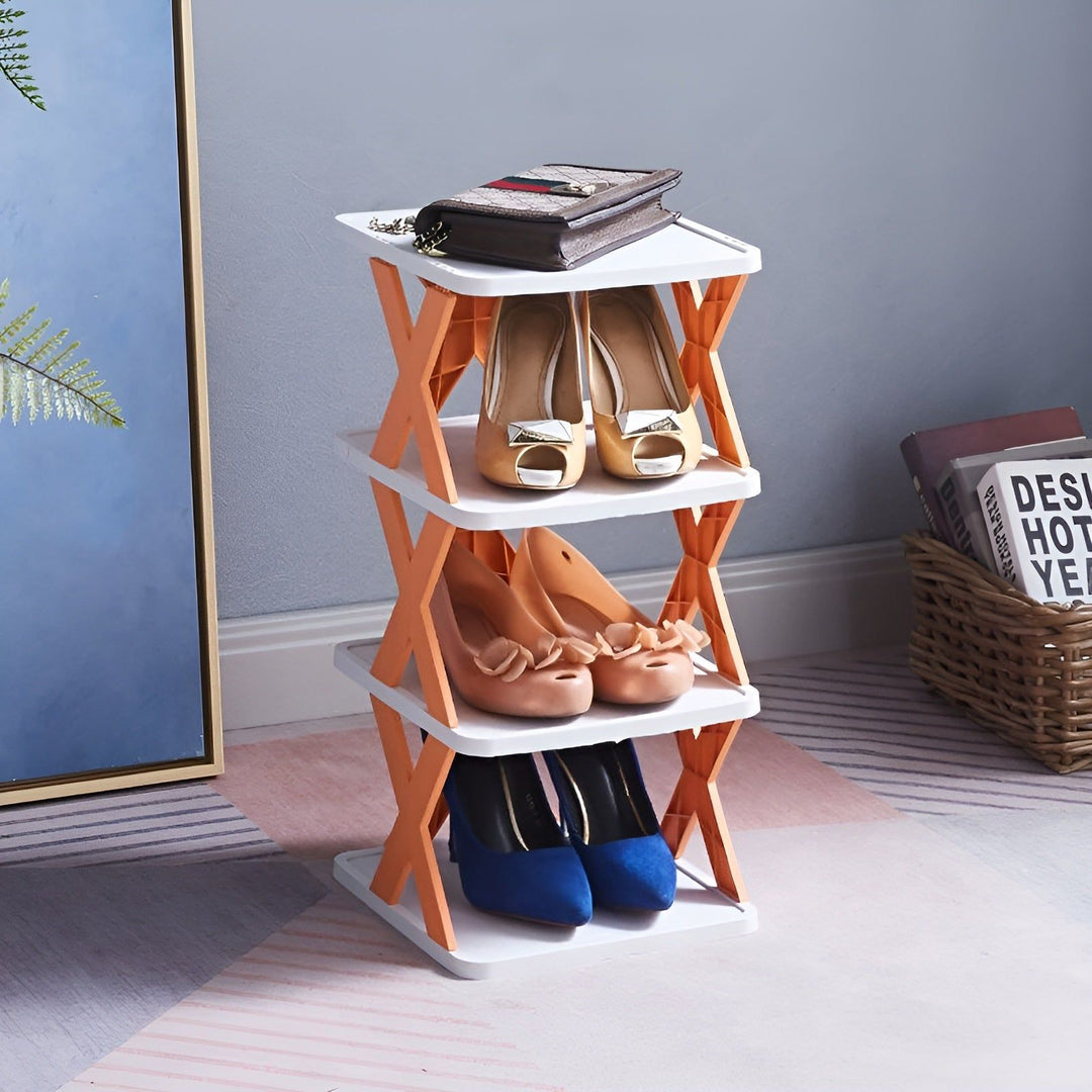 Schuhregal aus Kunststoff, orange-weiß, platzsparend, vier Ebenen, für kleine Räume.