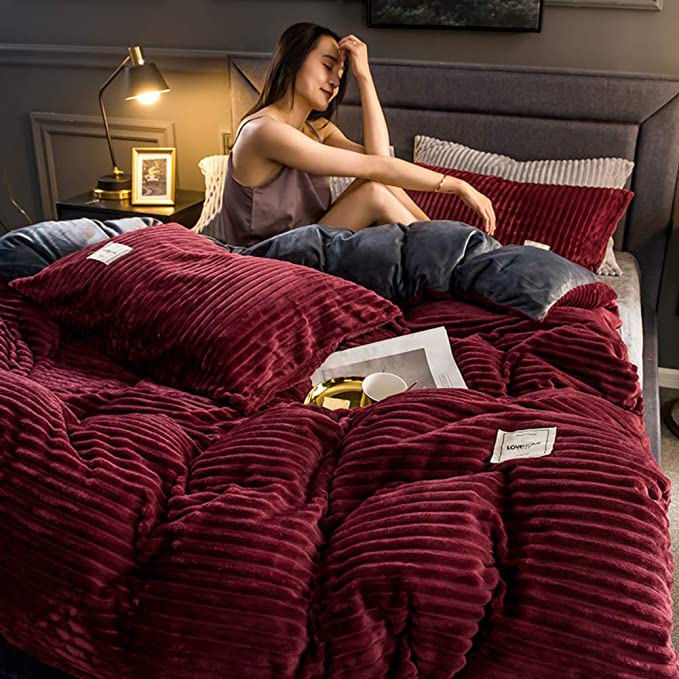 Bordeauxfarbenes Winterdecke-Set aus Samt, 150x200cm, gemütlich, Schlafzimmer, Frau im Bett.
