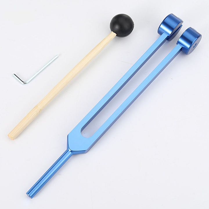 Blaues Stimmgabel-Set mit Holzklöppel und Inbusschlüssel, Klangtherapie-Instrument.