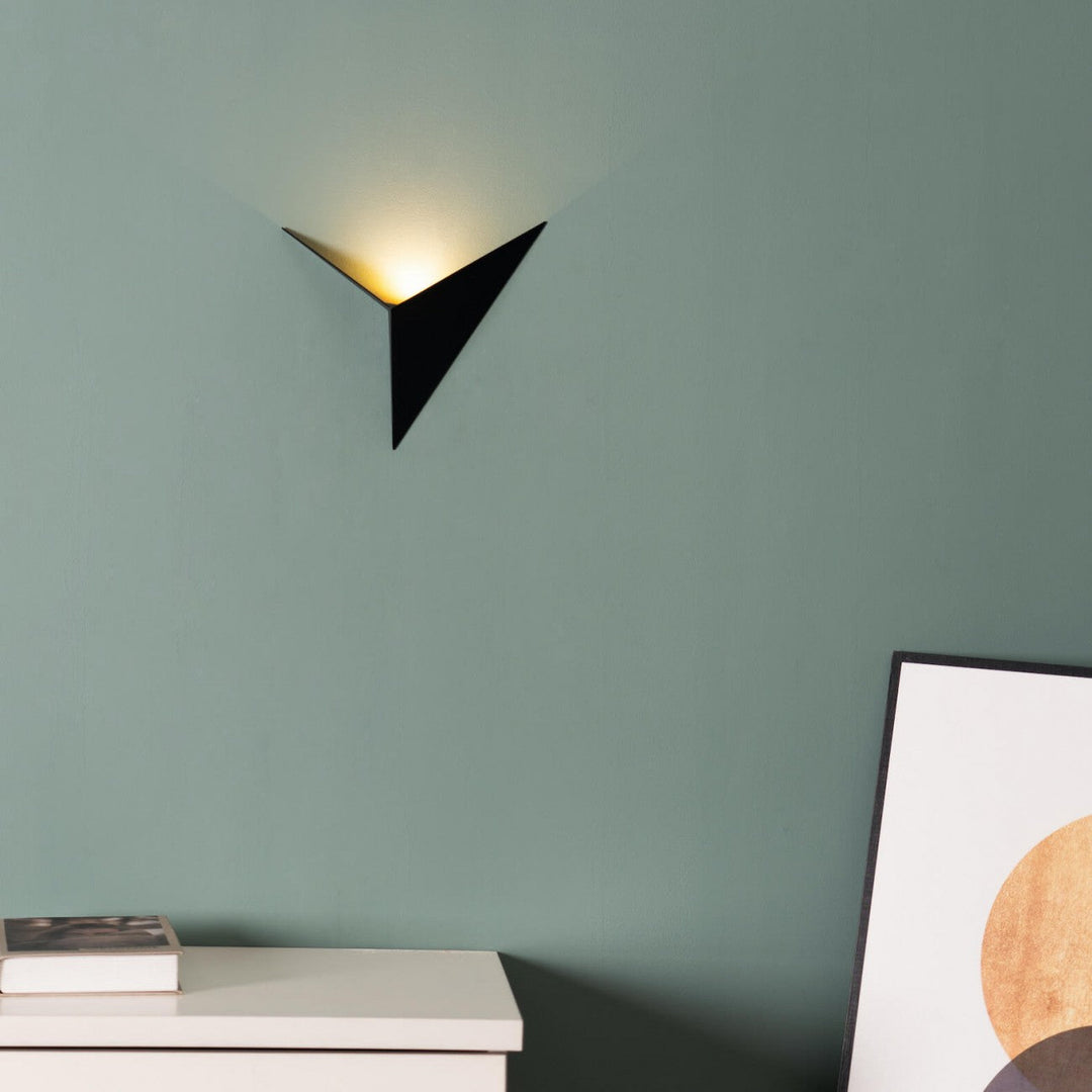 Schwarze LED-Wandleuchte, modernes Design, dreieckig, minimalistisch, Wohnzimmerbeleuchtung.
