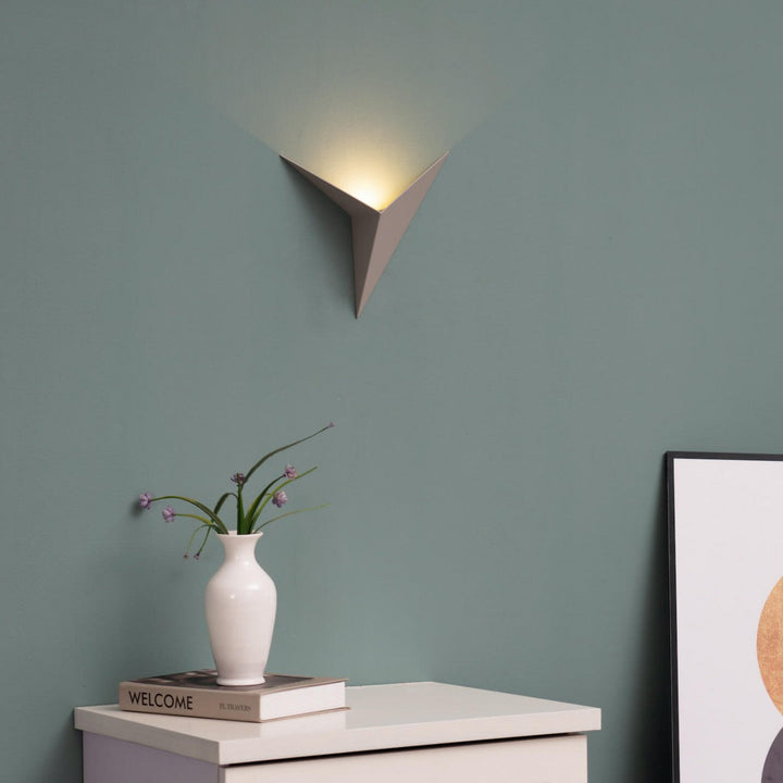 Silberne LED-Wandleuchte, modernes Design, energiesparend, für Wohnzimmer oder Büro.