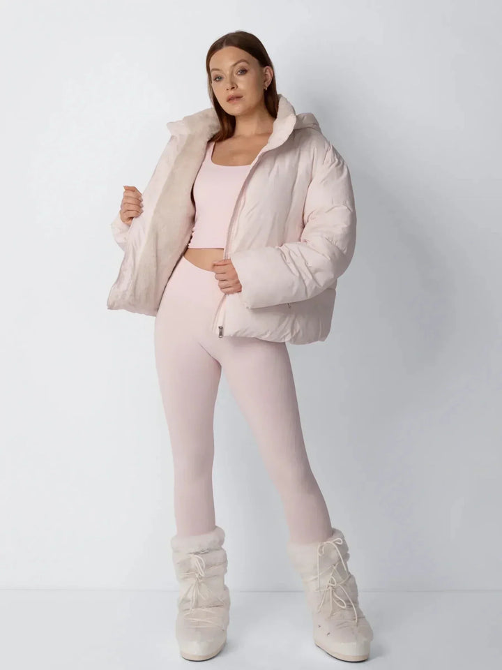 Celá postava v růžové bundě s plyšovou podšívkou, model otevírá bundu, kožešinové boty 8