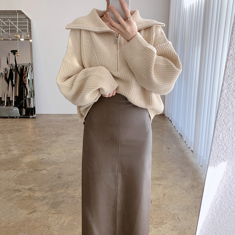 Beige Strickpullover mit Reißverschluss, Umlegekragen und langen Puffärmeln für Damenmode.