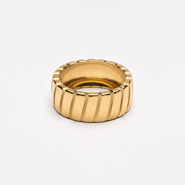 Goldener, wasserdichter Ring mit Rillenmuster, modisches Schmuckstück für Herren und Damen.