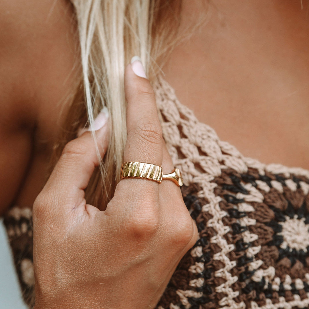 Wasserdichter goldener Ring, Damen, gestreiftes Design, modisch, Schmuckaccessoire.