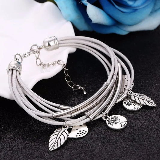 Silbernes Armband mit Anhängern, Lederband, Baum- und Blattdesign, Damenmode-Schmuck.