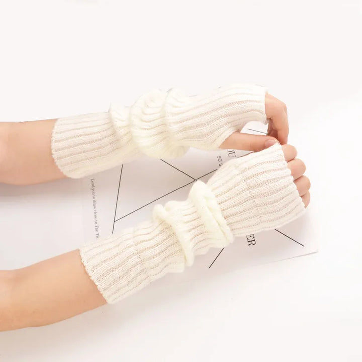 Weiße gestrickte Armstulpen, Damenmode, Winteraccessoire, warm und stilvoll.