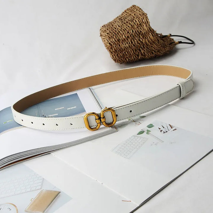 Weißer Ledergürtel mit goldener Schnalle, modisches Accessoire, Damenmode, elegant.