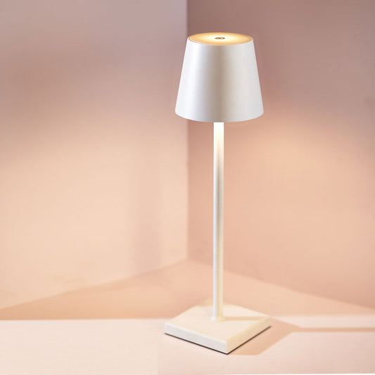 Weiße Stehlampe, modernes Design, Metall, minimalistisch, Innenbeleuchtung, Wohnzimmerlampe.