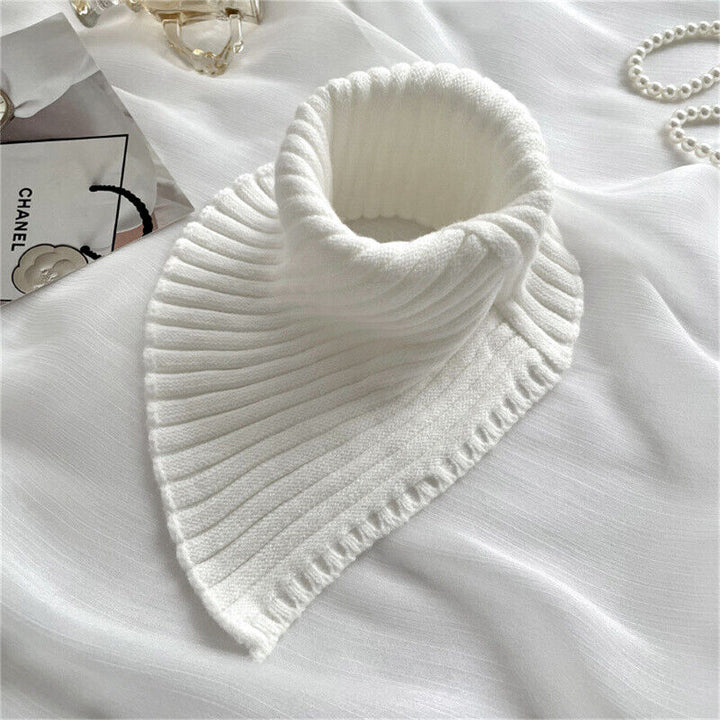Weißer Strickkragen aus Wolle, modisches Accessoire, elegantes Design, Damenmode.