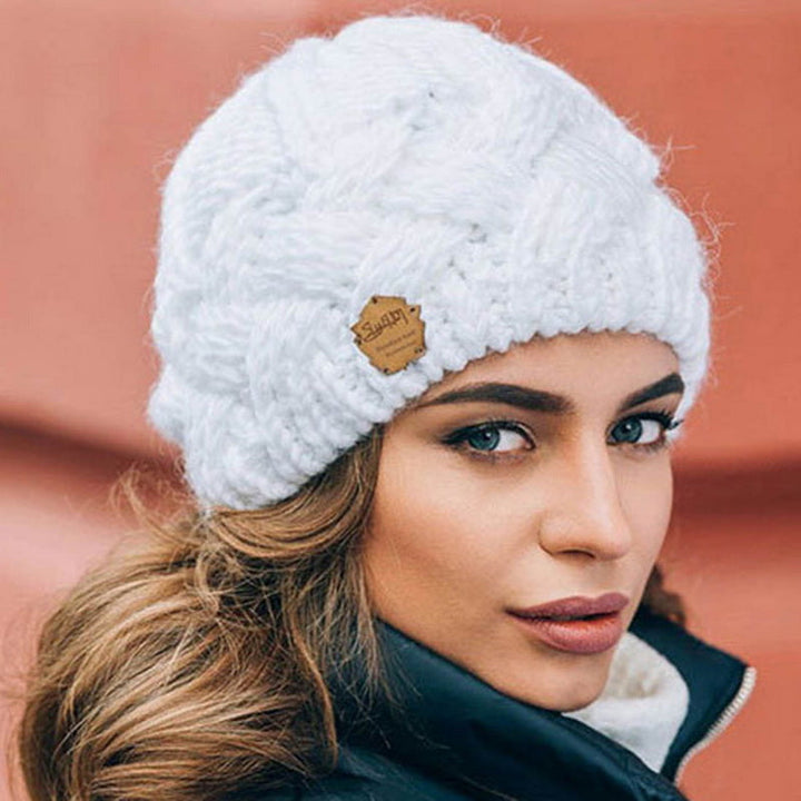 Weiße Strickmütze Damen, Wintermode, warm, stilvoll, Zopfmuster, weiches Material, Outdoor.