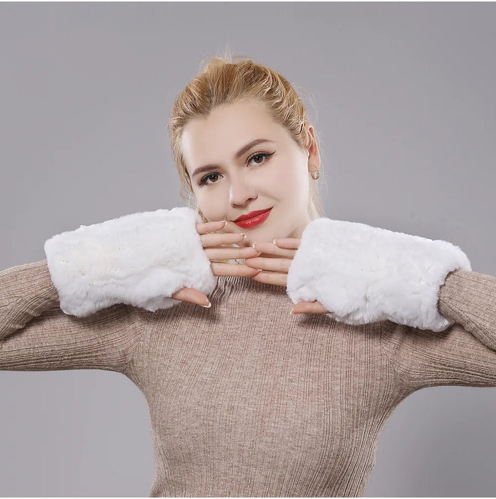 Frau trägt weiße Kunstpelz-Handstulpen, modisches Winteraccessoire, warm und stilvoll.