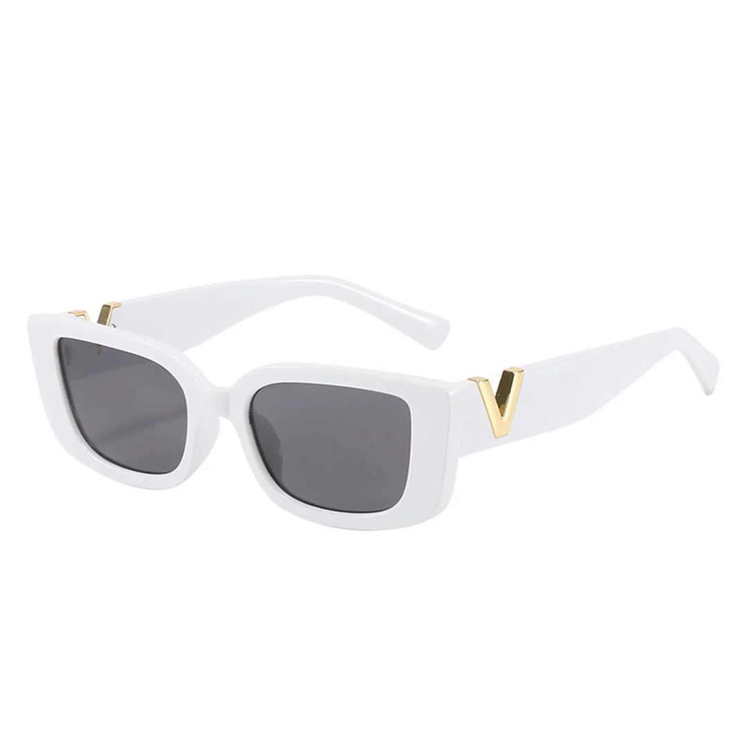 Weiße Sonnenbrille mit rechteckigen Gläsern und goldenen Details, modisches Accessoire.