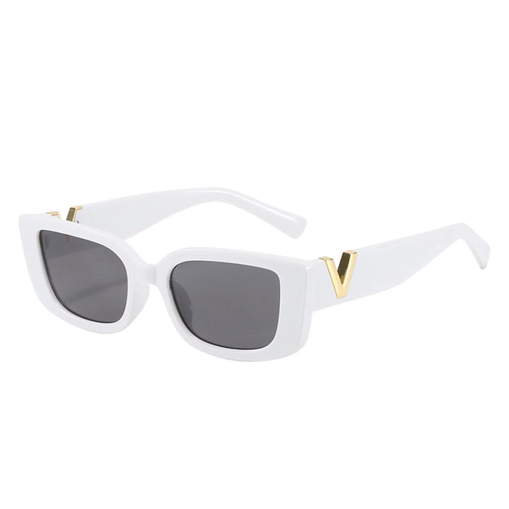 Weiße Sonnenbrille mit rechteckigen Gläsern und goldenen Details, modisches Accessoire.