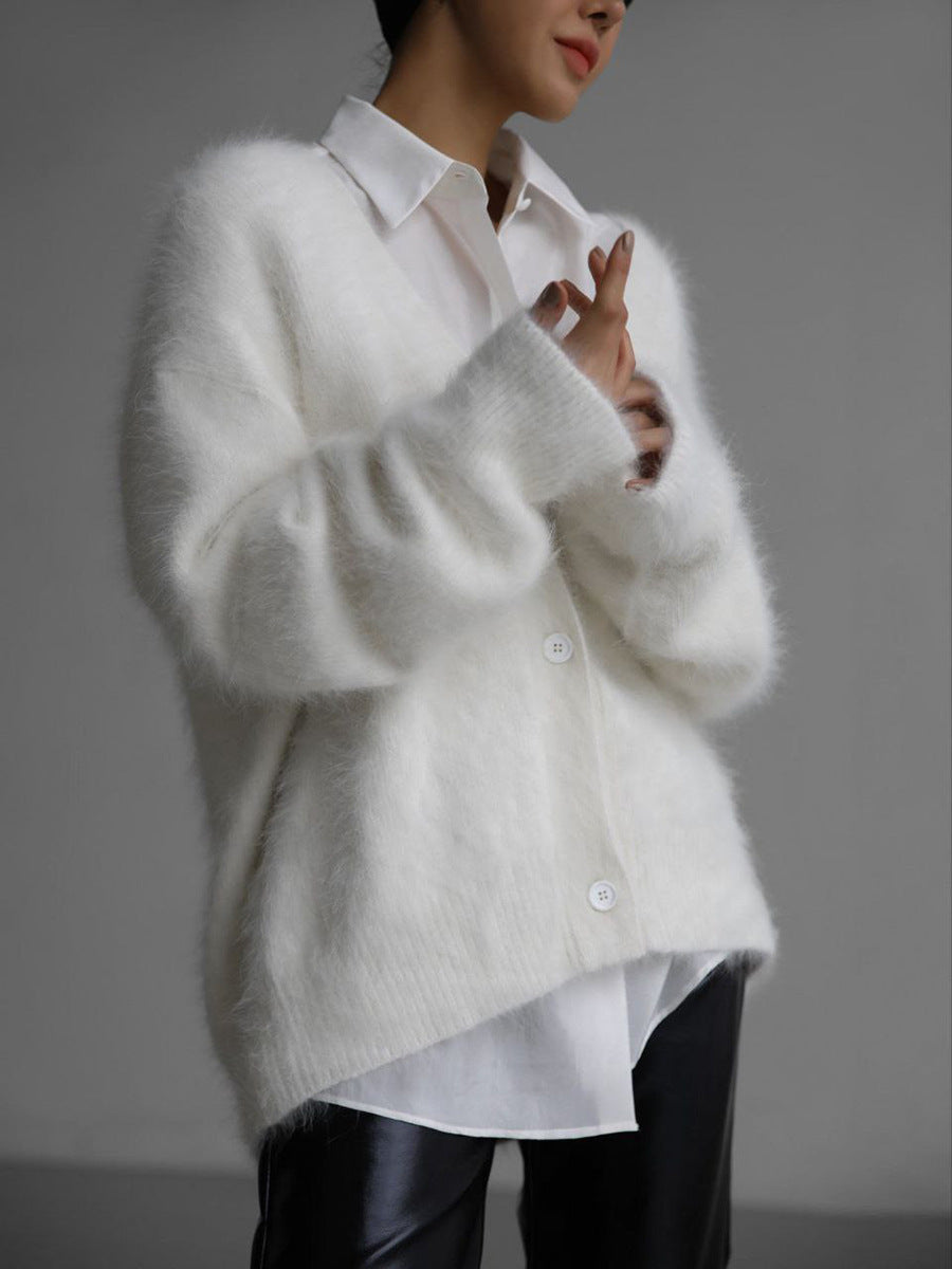 Frau in weißem Mohair-Cardigan und Lederhose, stilvolle Wintermode, elegantes Outfit.