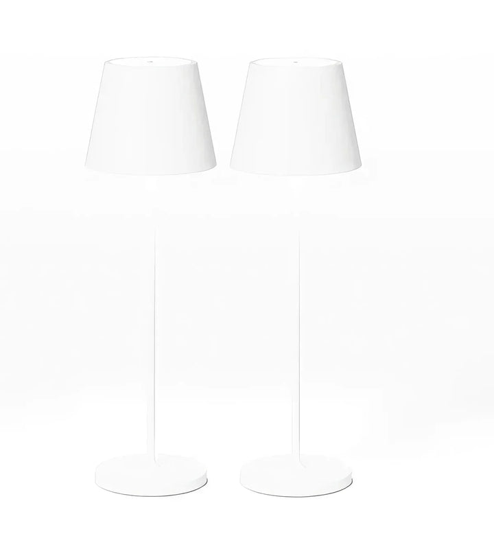 Zwei weiße Stehlampen, modernes Design, minimalistisch, Wohnzimmerbeleuchtung, Metall.