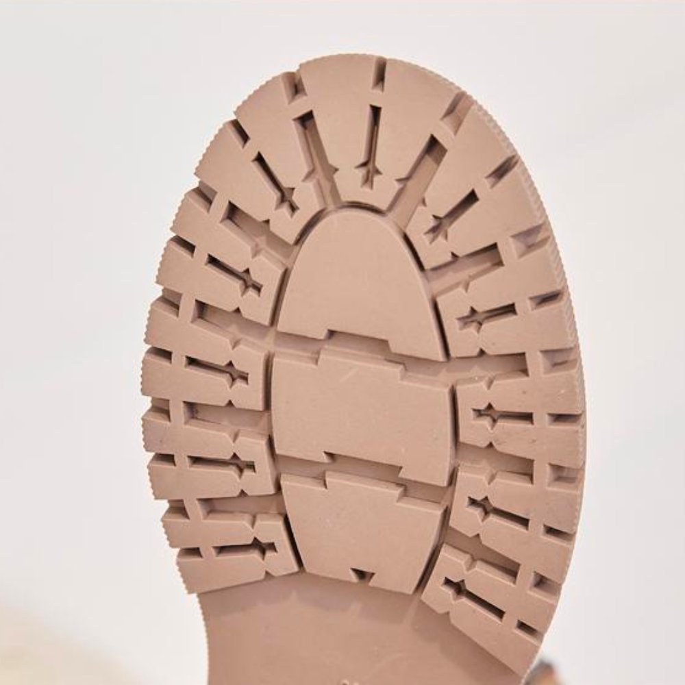 Braune Stiefelsohle mit tiefem Profil, rutschfest, langlebig, ideal für Winterwetter.
