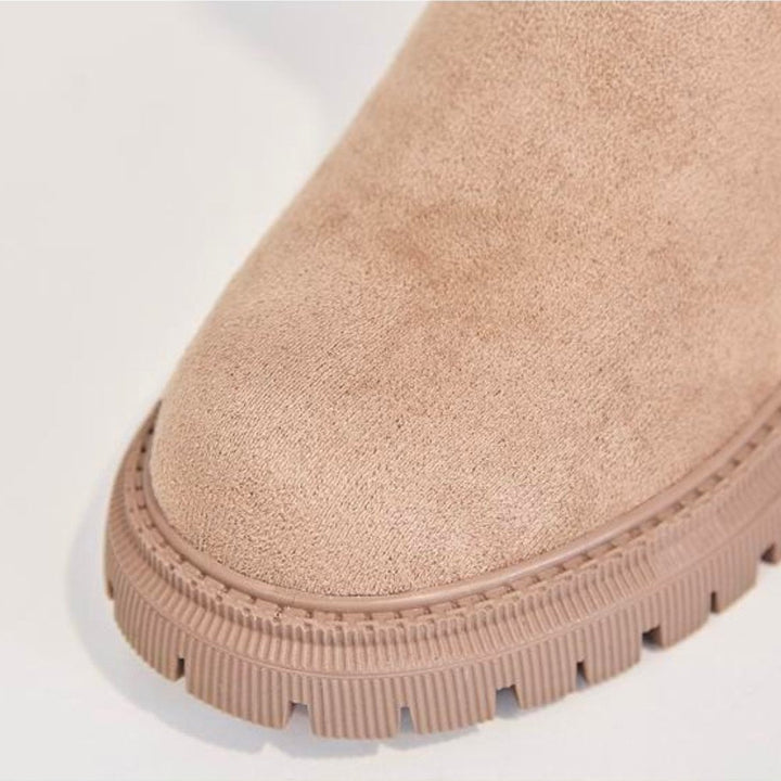 Beiger Wildlederstiefel mit robuster Sohle, warm und bequem, ideal für Wintermode.