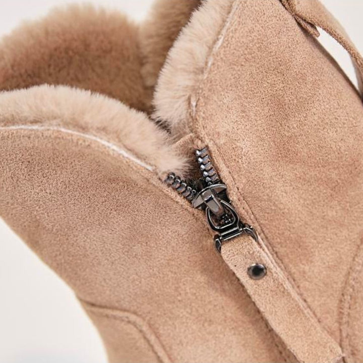 Beige Wildlederstiefel mit Reißverschluss, warmes Innenfutter, Damen Wintermode, bequem.