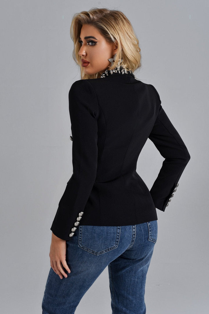 Frau in schwarzem Blazer mit Diamantknöpfen, elegantes Design, Mode, Damenbekleidung.