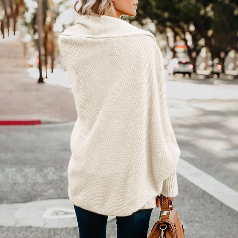 Frau in cremefarbenem Strickpullover, langärmelig, modisch, Herbstmode, Straße.
