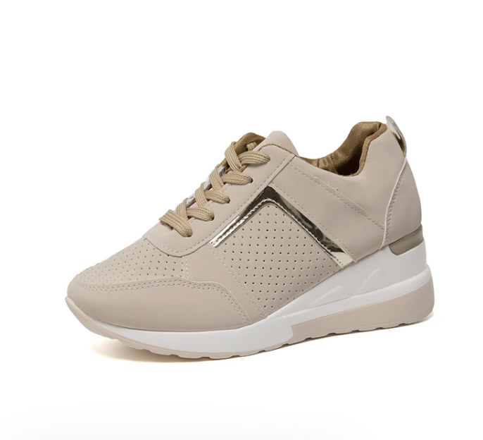 Beiger Sneaker mit goldenen Akzenten, perforiertem Obermaterial, ideal für Damenmode.