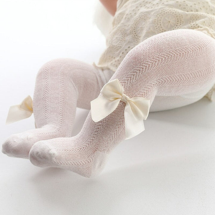Baby-Strumpfhose weiß mit Schleife, Spitzenmuster, Baumwolle, für Mädchen, elegant, festlich.