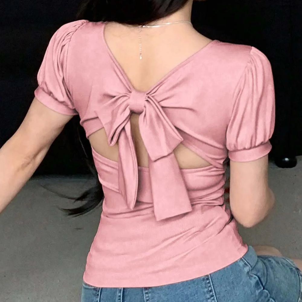 Frau in rosa Rückenausschnitt-Top mit Schleife, modisch, elegant, Sommerkleidung.