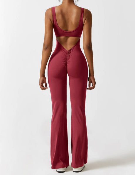 Frau in weinrotem Bodysuit, ärmellos, Rückenausschnitt, figurbetont, modisch, Damenmode.