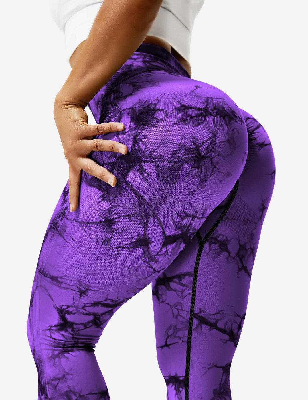 Frau in lila Leggings mit Marmormuster, Sportbekleidung, Fitnessmode, elastisch, bequem.