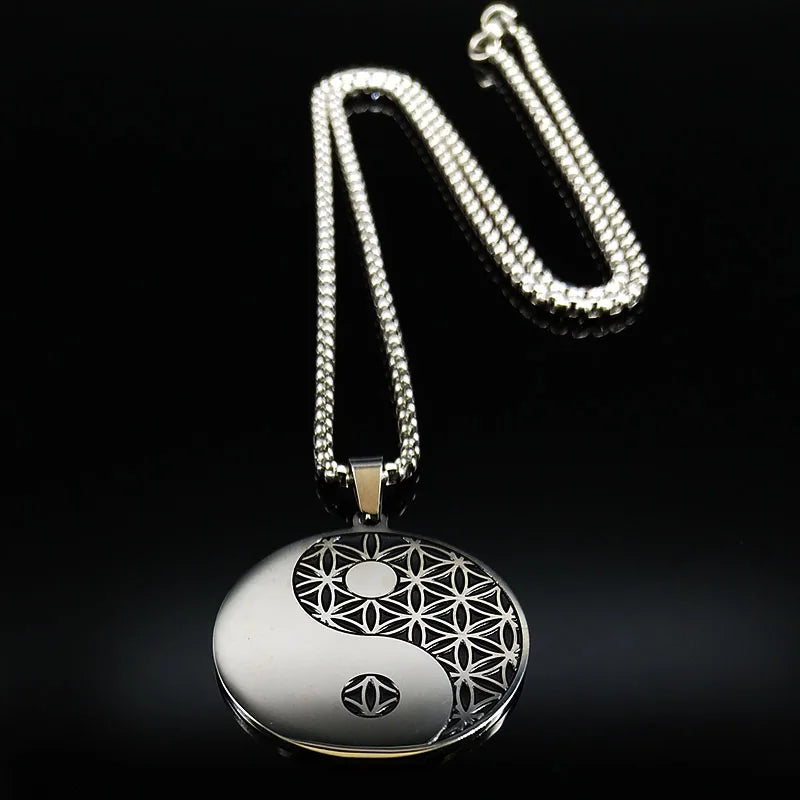 Yin-Yang-Anhänger aus Edelstahl mit Kette, schwarz-silber, geometrisches Design.