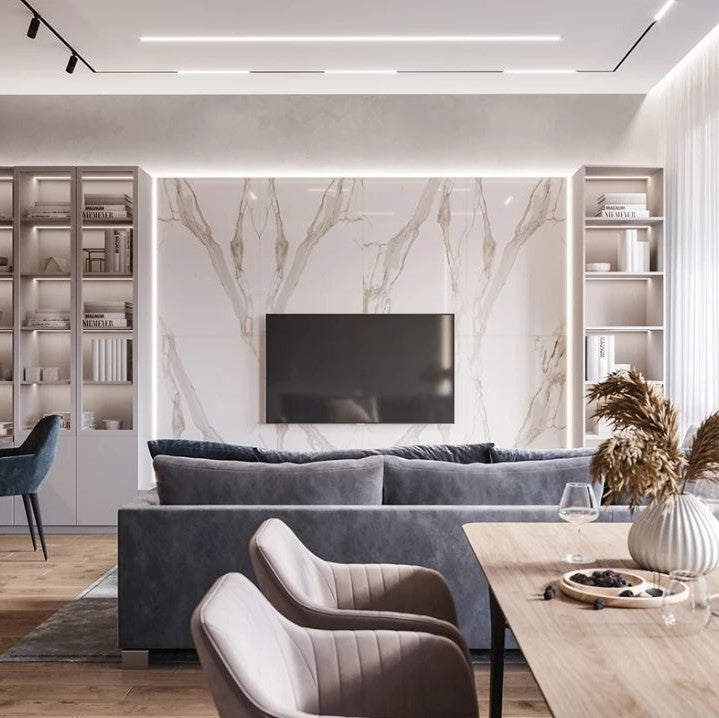 Modernes Wohnzimmer mit grauem Sofa, Marmortapete, Wand-TV und Esstisch aus Holz.