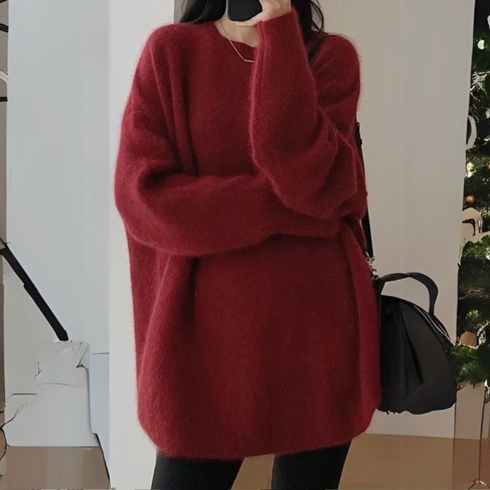 Frau in rotem Oversize-Pullover, schwarze Tasche, Wintermode, gemütlich, stilvoll.