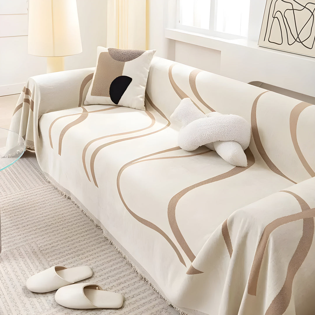 Beige Sofa mit abstraktem Muster, Kissen und Hausschuhen, modernes Wohnzimmer, skandinavisches Design.