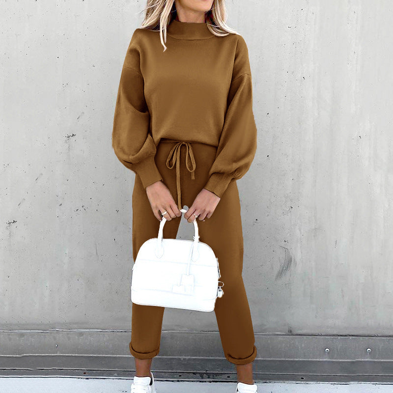 Frau in braunem Hausanzug mit Rollkragen, weiße Handtasche, lässige Mode, Herbstkleidung.