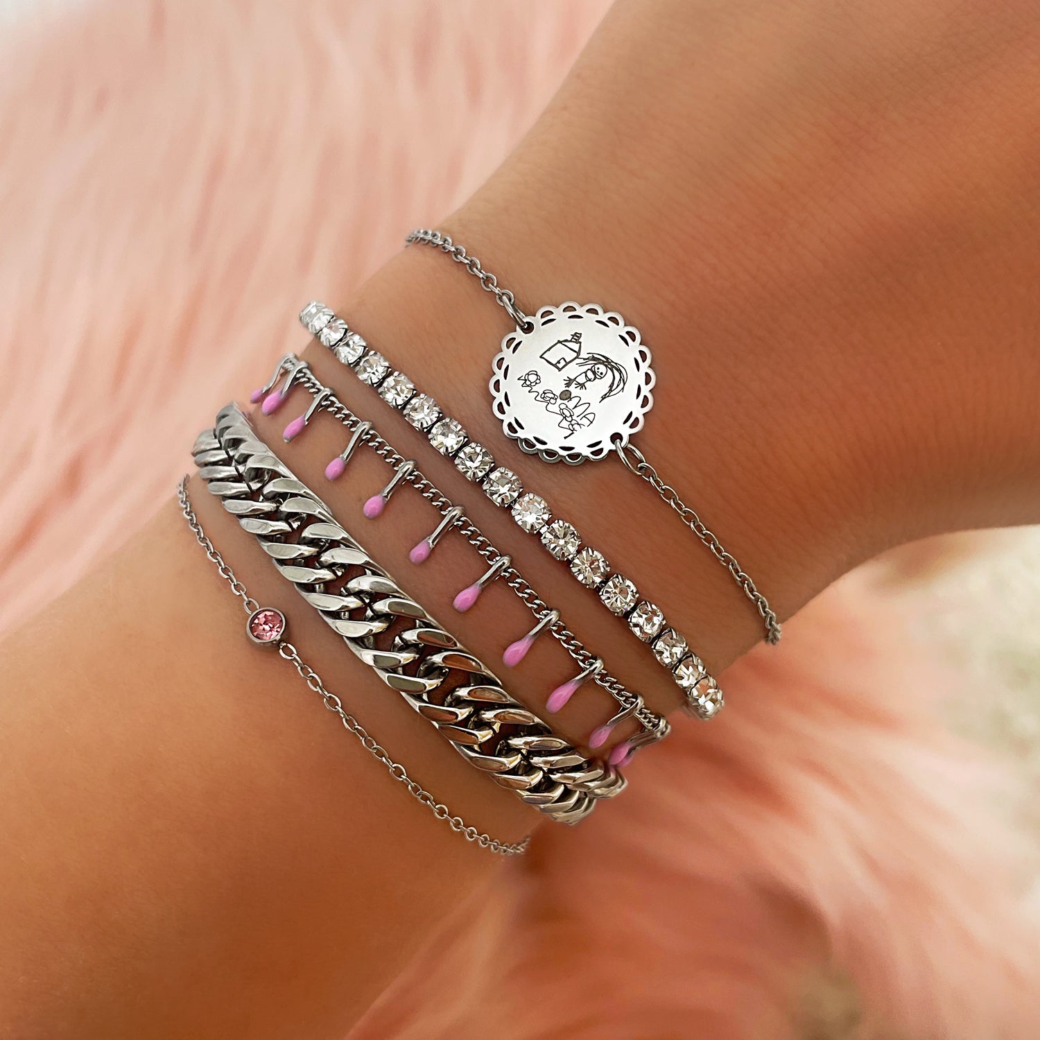 Silberne Armbänder Set Damen, modisch, mit rosa Details, ideal für Schmuckliebhaber.